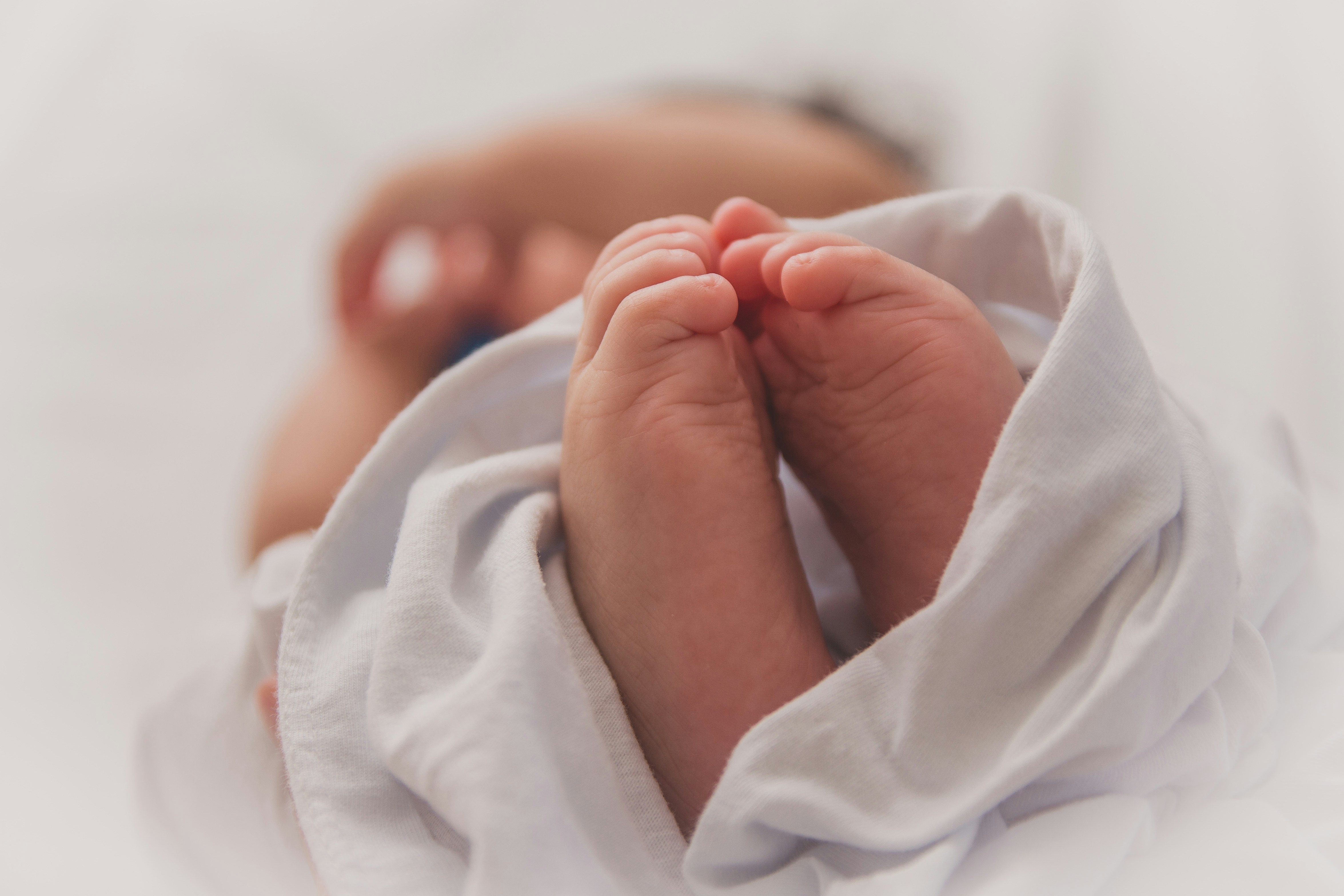 Decoding Newborn Sleep: Cycles, Cues, and the 6-Week Crying Peak